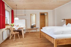 Posteľ alebo postele v izbe v ubytovaní Biohotel Walserstuba