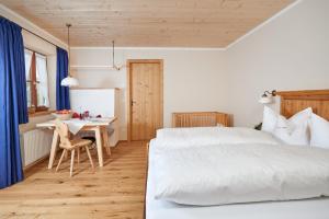 Posteľ alebo postele v izbe v ubytovaní Biohotel Walserstuba