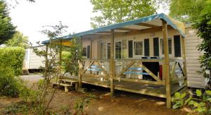 una casa con un portico con tetto blu di ULVF Ty an Diaoul a Sarzeau