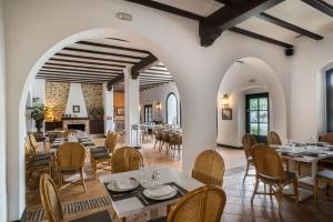 Reštaurácia alebo iné gastronomické zariadenie v ubytovaní Hotel Doña Lola Zahara