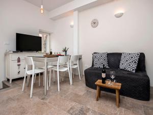 - un salon avec un canapé et une table dans l'établissement Casa Dora, à Rovinj