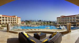 - une vue sur un complexe avec une piscine dans l'établissement Rixos Alamein - Full Board Plus, à El Alamein