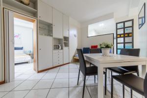 A kitchen or kitchenette at ALDO'S HOLIDAY HOUSE