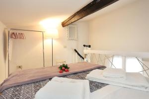 フィレンツェにあるSanta Monaca 23 - Sweet Dreams in Florenceのベッドルーム1室(ベッド1台付)