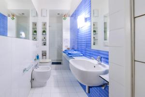 ナポリにあるALDO'S HOLIDAY HOUSEのバスルーム(洗面台2台、トイレ付)