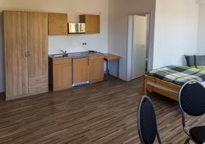 Kleines Zimmer mit einer Küche und einem Bett in der Unterkunft BoardingHouse Quickborn in Quickborn