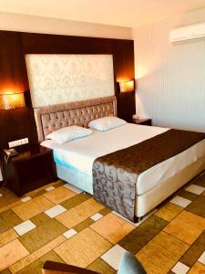 um quarto com uma cama grande num quarto em Grand Amisos Hotel em Samsun