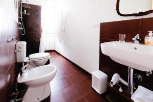 a bathroom with two toilets and a sink at Il Viandante in Santo Stefano di Magra