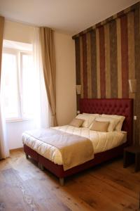Trastevere Luxury Flat tesisinde bir odada yatak veya yataklar