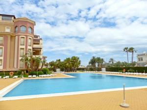 イスラ・カネラにあるPenthouse with ocean view (6-8 guests)の建物の前の大きなプール