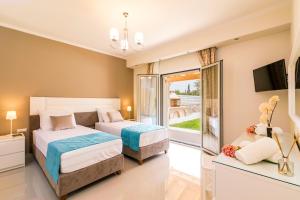 A bed or beds in a room at Villa Johnnie Még 37 kép