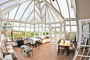 Uma área de estar em Sea Breeze Bed and Breakfast