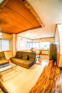沖繩市的住宿－無盡夏日南沖繩旅館，客厅配有沙发和桌子