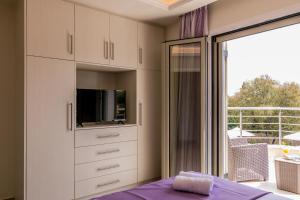 A television and/or entertainment centre at Villa Johnnie