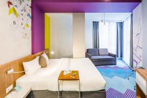 Postel nebo postele na pokoji v ubytování Ibis Styles Lviv Center