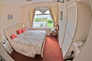 Cama ou camas em um quarto em Sea Breeze Bed and Breakfast