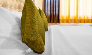 Postel nebo postele na pokoji v ubytování Treebo Naunidh Suites