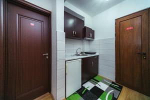 Kuchyň nebo kuchyňský kout v ubytování Villa Jadran Apartments