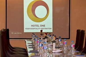 Una mesa larga con botellas de agua. en Hotel One Sukkur en Kalar Goth