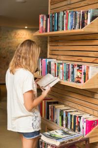 een jong meisje dat een boek leest in een bibliotheek bij Friday Attitude in Trou dʼ Eau Douce