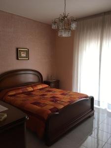 A bed or beds in a room at Appartamento Capo d'Orlando