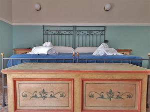 2 camas con sábanas azules y almohadas blancas. en B&B Delle Palme, en Nápoles