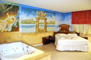 1 dormitorio con cama y bañera en Motel KamaSutra en Salvador