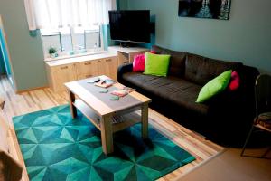 科沃布热格Polonia Apartamenty的客厅里有一张沙发和一张咖啡桌。