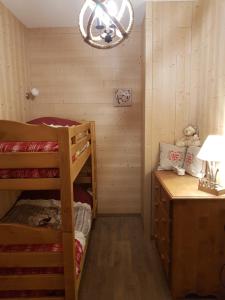 サン・モーリス・シュル・モセルにあるLa petite chaumiereのベッドルーム1室(二段ベッド2組、デスク付)