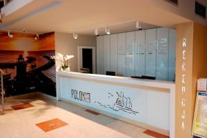 科沃布热格Polonia Apartamenty的带有读书标牌的存储柜