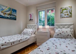 - une chambre avec 2 lits et une fenêtre dans l'établissement Marella Luxe at the BEACH BACVICE & Split CENTRE, à Split