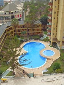 an overhead view of a swimming pool in front of a building at Torres del Sol Playa de Las Vistas FREE WIFI in Playa de las Americas