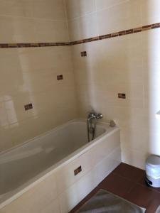 een bad met een kraan in de badkamer bij Le Fourneau beach in Fréjus +11 foto's