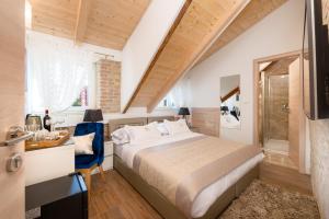 En eller flere senge i et værelse på Agava Lux Rooms&Pool