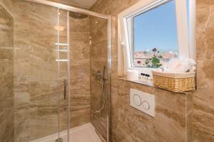 Ένα μπάνιο στο Agava Lux Rooms&Pool