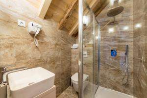 Et badeværelse på Agava Lux Rooms&Pool