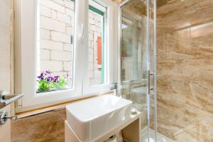 Ένα μπάνιο στο Agava Lux Rooms&Pool
