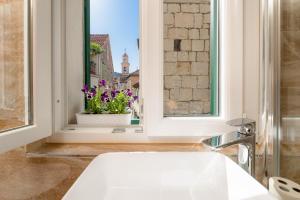Ένα μπάνιο στο Agava Lux Rooms&Pool