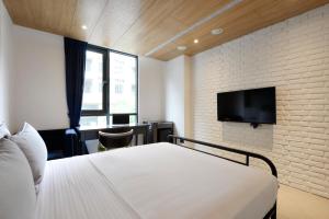 Taichung Amour Hotel tesisinde bir odada yatak veya yataklar