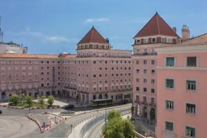 een groep gebouwen met een straat voor hen bij Gaspar House in Lissabon