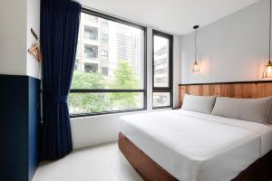 a bedroom with a bed and a large window at Taichung Amour Hotel in Taichung