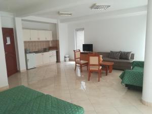 ein Wohnzimmer mit Sofa und Tisch in der Unterkunft Vila Luka in Ohrid
