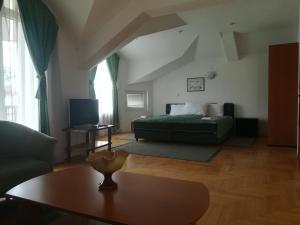 een woonkamer met een bed en een tafel bij Vila Luka in Ohrid