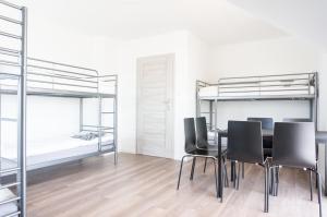 Katil dua tingkat atau katil-katil dua tingkat dalam bilik di Hostel 66