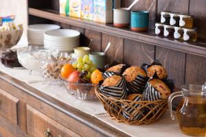 un buffet con 2 cestas de pan y fruta en Acorn House, en Keswick