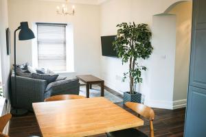 een woonkamer met een tafel en een bank bij Cill Aodain Court Hotel in Kiltimagh