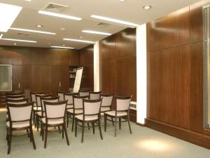 una sala de conferencias con sillas y paredes de madera en Hotel Camberland en Pilar