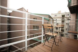布拉格的住宿－斯帕萊納豪華公寓，大楼内带桌椅的阳台