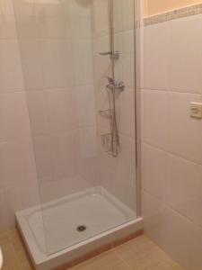 una ducha con puerta de cristal en un baño en Casa Montse-Izquierda, en Colombres 12 fotos más