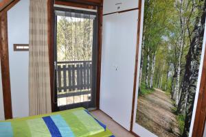 FrankenauにあるKnusperhäuschen Ederseeの窓付きのベッドルーム1室が備わります。